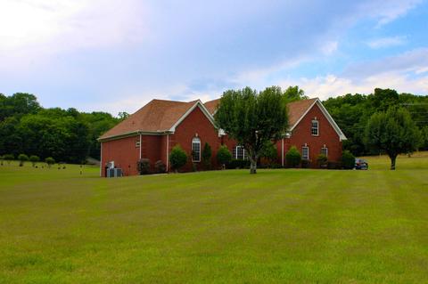 1693 Anderson Rd, Hendersonville, TN 37075