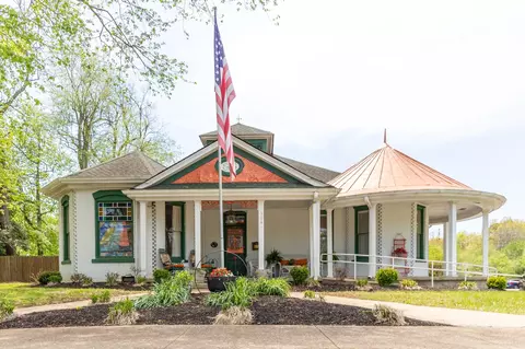 306 W Walnut St, Dickson, TN 37055