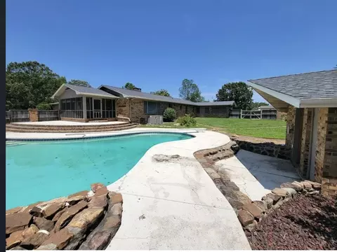1202 Greenbriar St, Paris, TN 38242