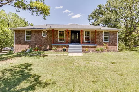 153 Country Club Dr, Hendersonville, TN 37075