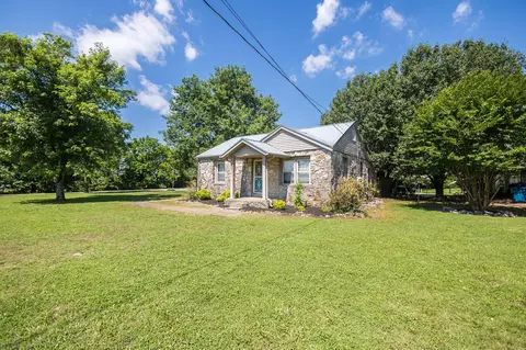 1371 Twin Oak Dr, Murfreesboro, TN 37130