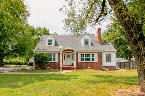 518 Country Club Ln, Hopkinsville, KY 42240