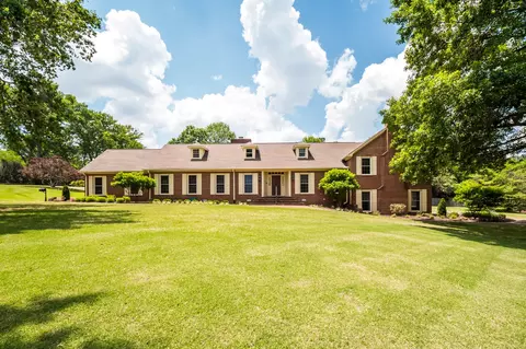 58 Stonehaven Dr, Jackson, TN 38305