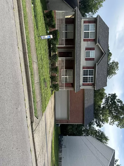 1221 Twin Circle Dr, Nashville, TN 37217