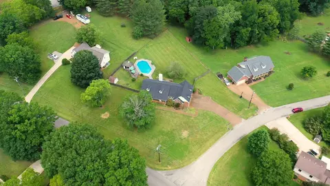 1400 Newmans Trl, Hendersonville, TN 37075