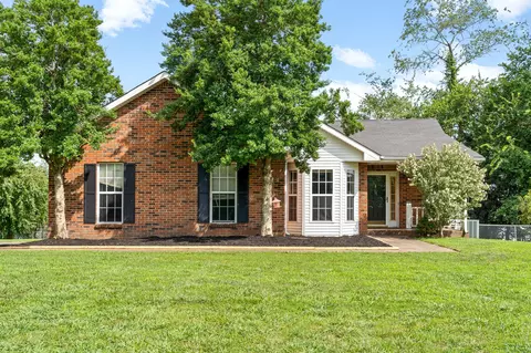 100 Foxland Dr, Clarksville, TN 37042