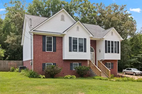 2011 Gettysburg Ln, Columbia, TN 38401