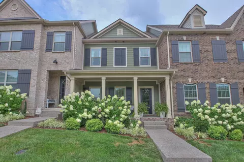 377 Carriage House Ln, Hendersonville, TN 37075