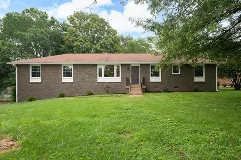 100 Hepplewhite Dr, Hendersonville, TN 37075