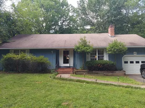 312 Oakwood Ln, Paris, TN 38242