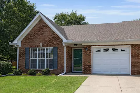 528 Village Green Cir, Murfreesboro, TN 37128