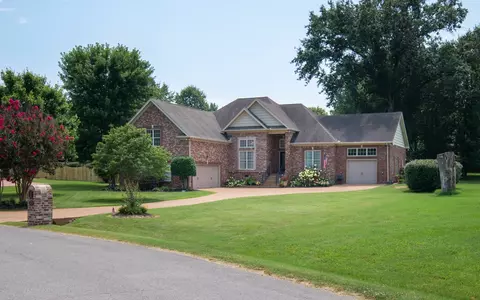 2006 Pointe Barton Dr, Lebanon, TN 37087