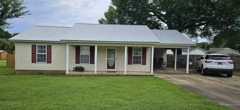 69 W Tracy St, Bells, TN 38006