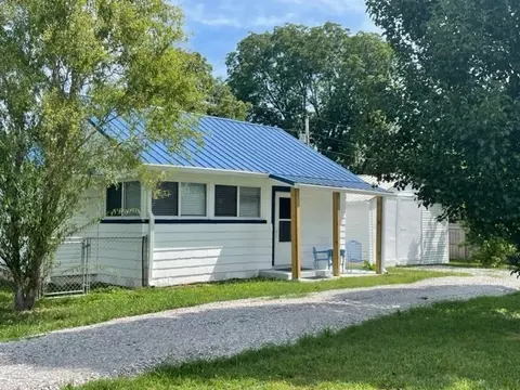 202 10th Ave N, Decherd, TN 37324