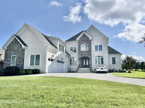 465 Bay Point Dr, Gallatin, TN 37066