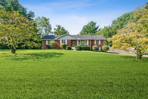 2820 Donna Hill Dr, Nashville, TN 37214