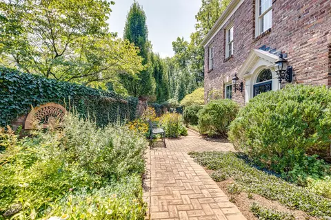 621 Woodleigh Dr, Nashville, TN 37215