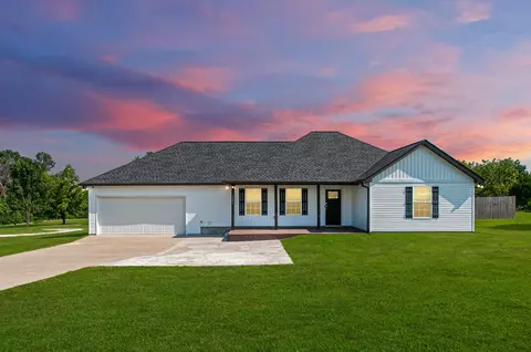 1403 Johnson St, Burns, TN 37029