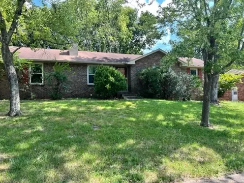 240 Iris Dr, Hendersonville, TN 37075