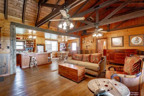 Living - 22 Walnut St, Jasper, TN 37347 photo 5 of 6