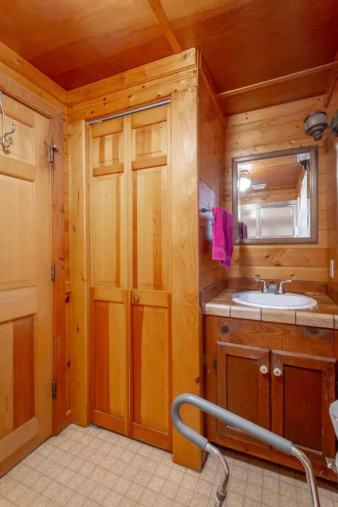 Bath - 22 Walnut St, Jasper, TN 37347 photo 2 of 4