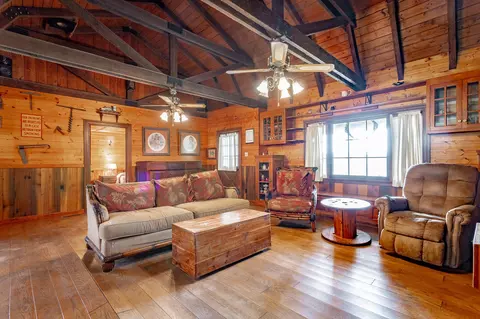 Living - 22 Walnut St, Jasper, TN 37347 photo 4 of 6