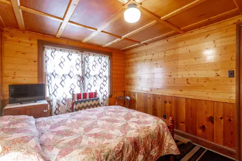 Bedroom - 22 Walnut St, Jasper, TN 37347 photo 2 of 7