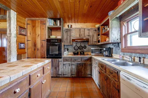 Kitchen - 22 Walnut St, Jasper, TN 37347 photo 6 of 12