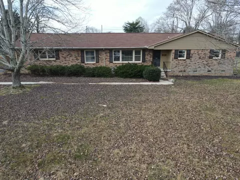 202 Greenfield Ave, Tullahoma, TN 37388