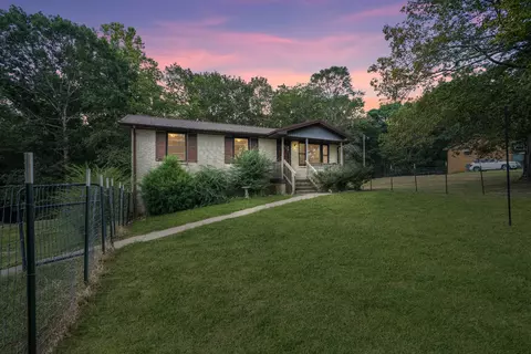 3140 N Hinton Rd, Clarksville, TN 37043