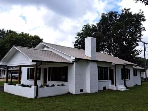 204 Fairgrounds Rd, Paris, TN 38242