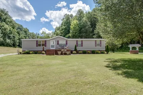 83 Skelton Ln, Pleasant Shade, TN 37145