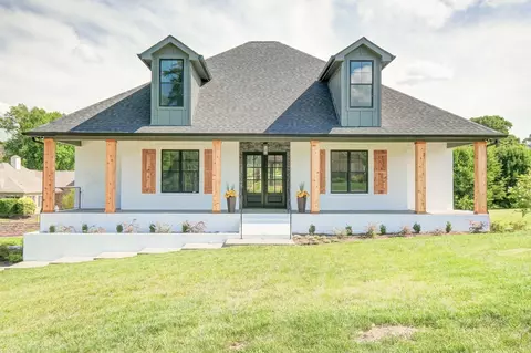 517 Country Club Dr, Dickson, TN 37055