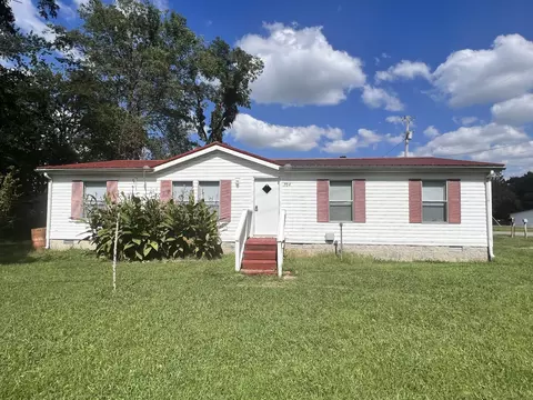704 College St, Portland, TN 37148