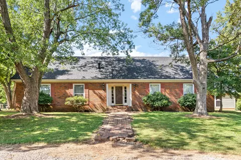 635 Country Club Ln, Hopkinsville, KY 42240