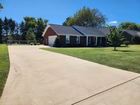 1149 Kent St, Lawrenceburg, TN 38464
