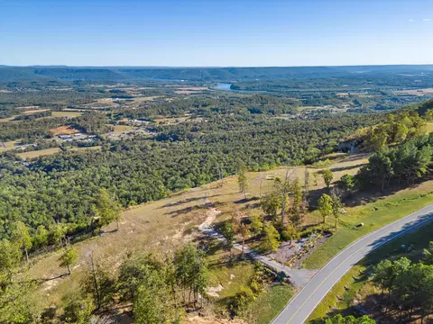 2900 River Bluffs Dr, Jasper, TN 37347