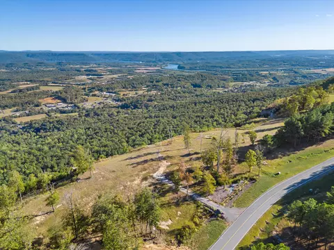 2900 River Bluffs Dr, Jasper, TN 37347