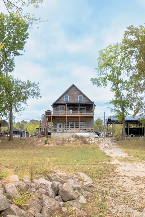 1033 Wc Pickett Rd, Clifton, TN 38425