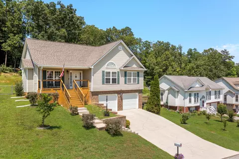 7540 Passport Dr, Ooltewah, TN 37363