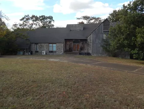 303 E Park Ave, Collinwood, TN 38450