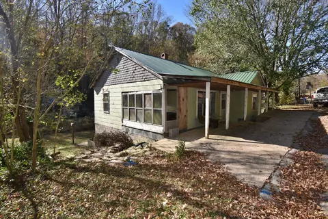 409 Cherry St, Linden, TN 37096