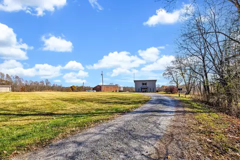 574 Robinson Ln, Westmoreland, TN 37186