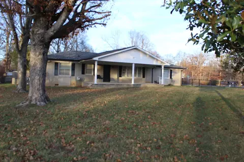 307 E Overhill Dr, Dickson, TN 37055 photo 2