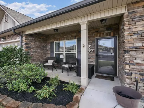 6909 Village Lake Cir, Chattanooga, TN 37412