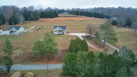 566 Matlock Rd, Charlotte, TN 37036