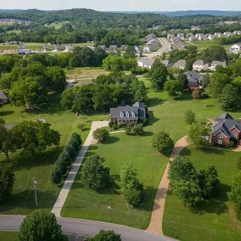 1010 Heritage Woods Dr, Hendersonville, TN 37075