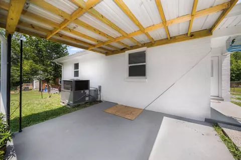 Living - 424 19th Ave W, Springfield, TN 37172 photo 4 of 4