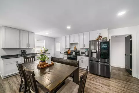 Kitchen - 424 19th Ave W, Springfield, TN 37172 photo 2 of 3