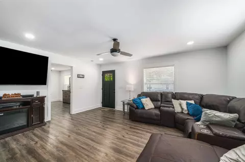 Living - 424 19th Ave W, Springfield, TN 37172 photo 2 of 4